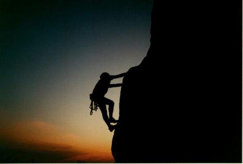 Climbing-limestone-cliffs-in-Nong-Kiau