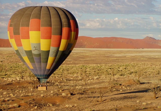 hot-air-balloon-49472_640