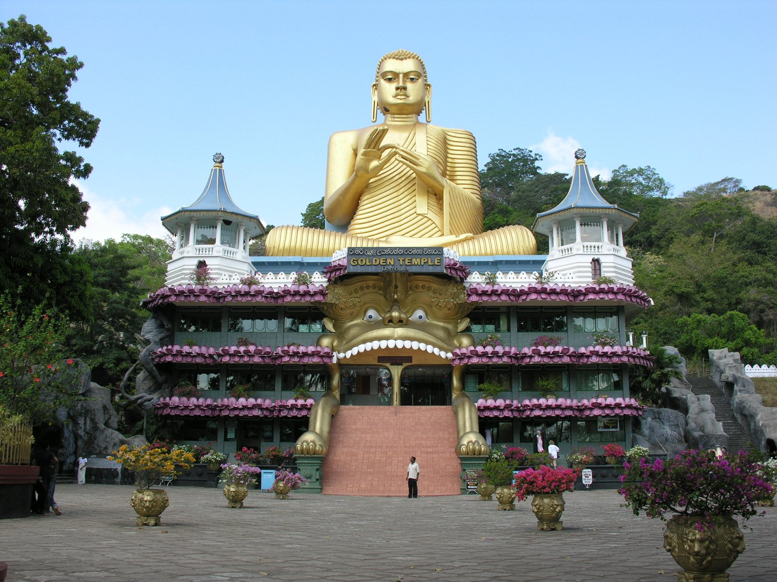 Golden-Temple-Dambulla-Most-Popular-Tourist-Attractions-in-Sri-Lanka