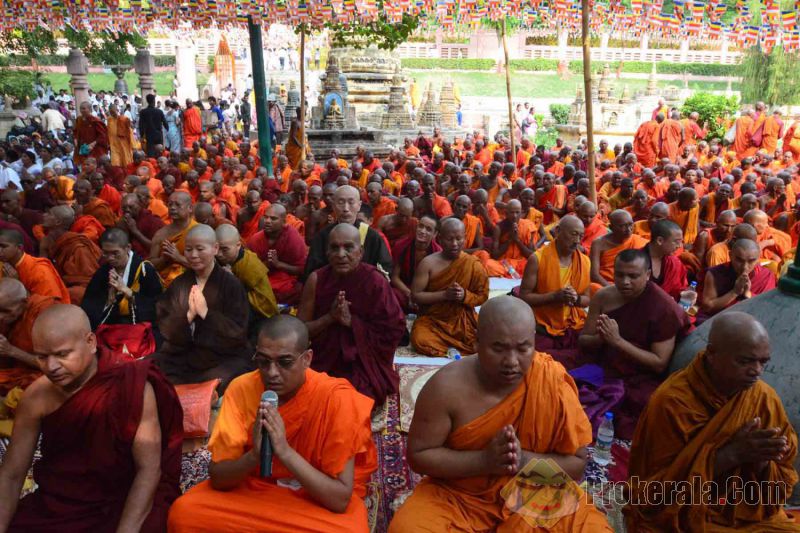 buddhists-monks-offer-prayer-at-mahabodhi-temple-70256