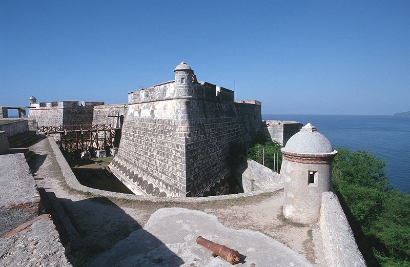 CHAPITRE I : A L'OMBRE DU PAVILLON NOIR Castillo-de-San-Pedro-de-la-Roca