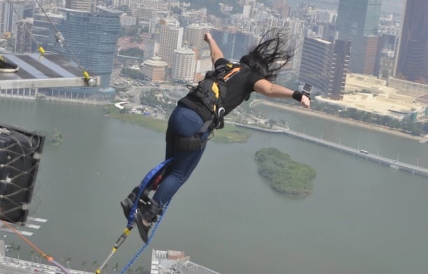 Bungee jumping в смешных костюмах