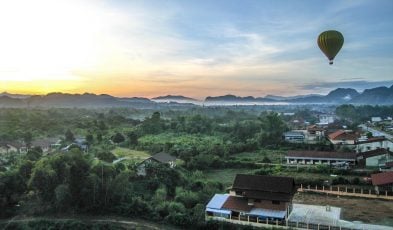 hot air balloon in vang vieng