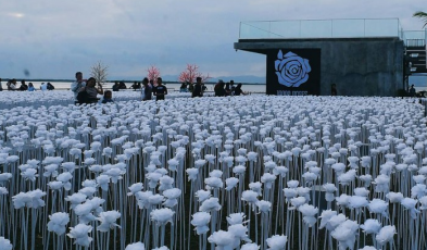 10,000 Roses Cafe